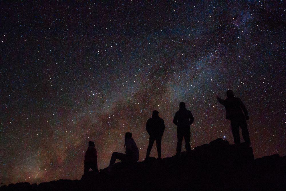 friends looking at the milky way